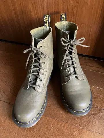 닥터 마틴 8홀 부츠 파스칼 올리브