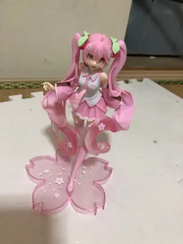 핑크색 트윈 테일 피규어