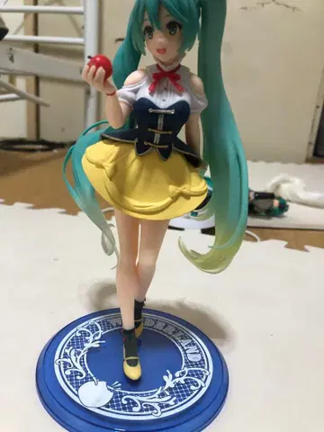 하츠네 미쿠 피규어 사과 들고 있음