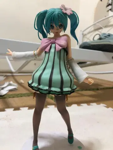 하츠네 미쿠 스트라이프 드레스 피규어