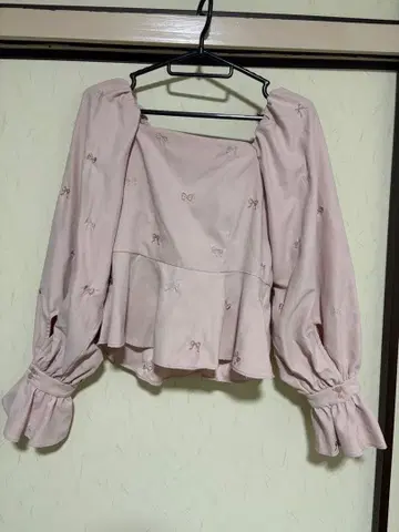 Nice claup 리본 자수 퍼프 슬리브 블라우스