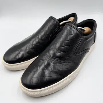 [ WEB 직영점 한정판 ] 에이케이엠 컨템포러리 엠보싱 가죽 슬립온