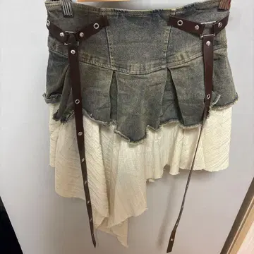 데님 하이 로우 스커트 가죽풍 스트랩 포함