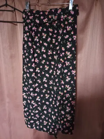 ZARA 자라 블랙 베이스에 핑크 장미 꽃무늬 타이트 롱 스커트