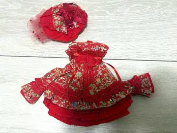 빨간색 프릴이 달린 인형 의류와 모자 세트