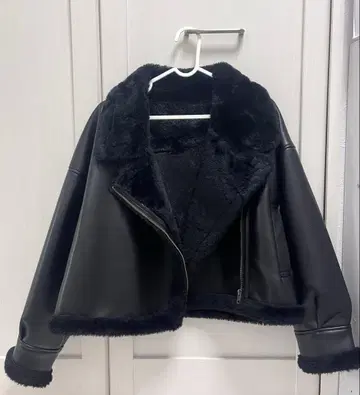 블랙 가죽 숏 기장 라이더 자켓