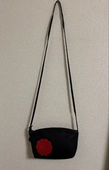 이비자 블랙 가죽 숄더백 빨간색 꽃 하트 플라워