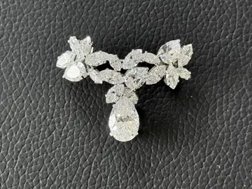 컨디션 최상 FOXEY 큐빅 브로치 스윙 티어드롭 27752