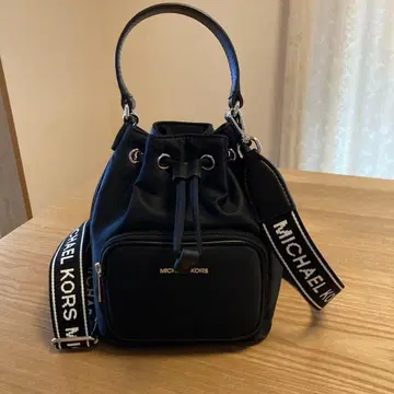 새상품급 마이클코어스 버킷 복조리백 스몰 나일론 블랙