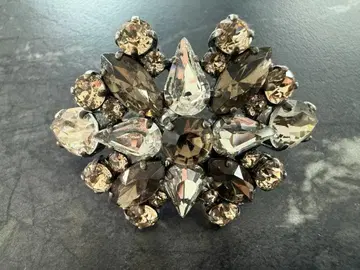 새상품급 FOXEY/폭시 스톤 핑 브로치 그레이 계열 x 클리어