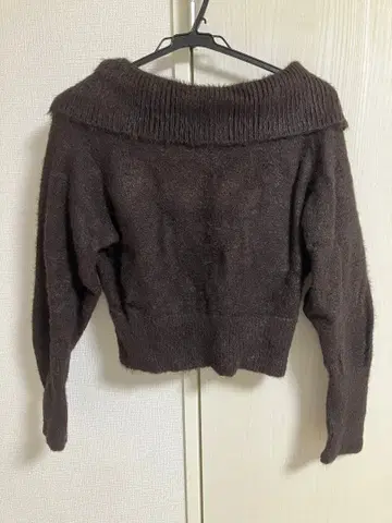 다크 브라운 오프숄더 니트 스웨터