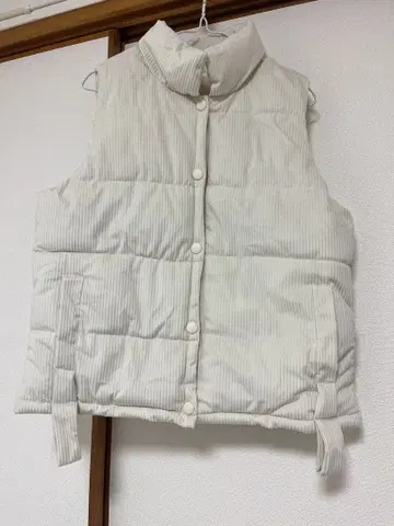 화이트 스트라이프 퀼팅 다운 베스트