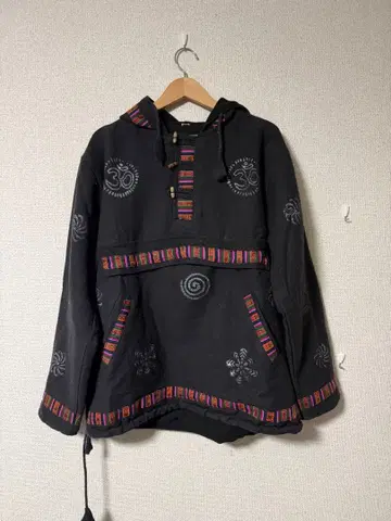 기하학 패턴 자수 블랙 후드티