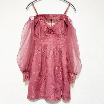 와인 레드 오프숄더 자수 드레스