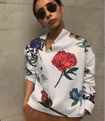 ameri AMANDA SLIT NECKTOP 상의 셔츠 꽃무늬