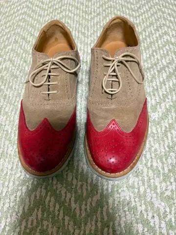 엠포리오 아르마니 베이지와 빨간색 신발