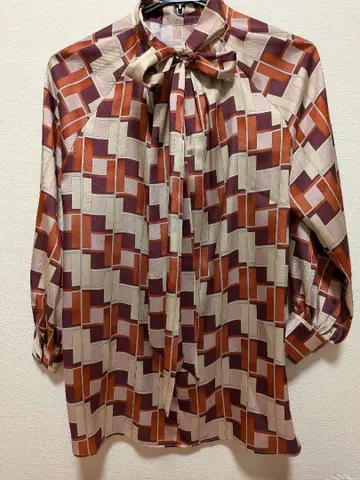 기하학 패턴 리본 포함 블라우스 DAMA