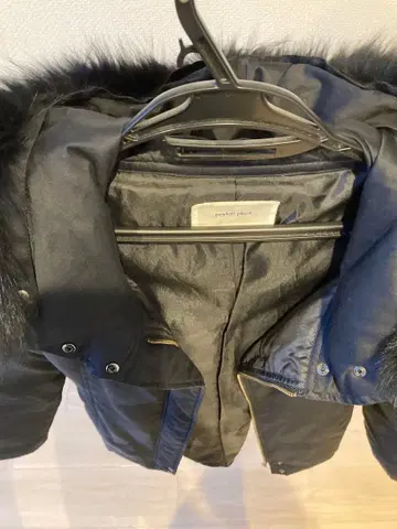 블랙 퍼가 달린 다운 재킷