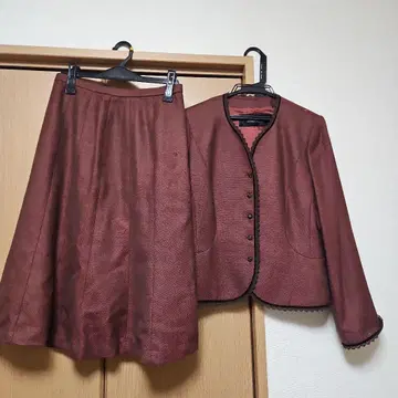 버건디 자켓과 스커트 세트