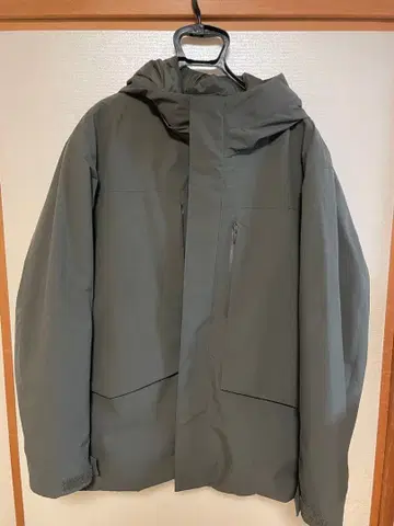 유니클로 하이브리드 다운 후드티 카키 L 2024 겨울 모델 새상품급