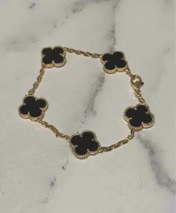 새상품 클로버 팔찌 부속물 있음