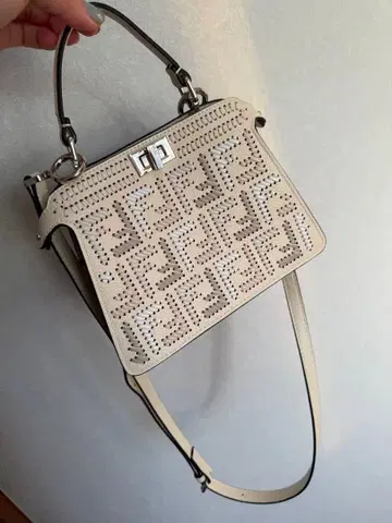 베이지 가죽 숄더백 펀칭 디자인