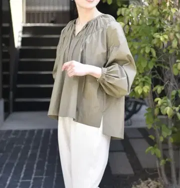 OURHOME 풍성한 개더 플레어 블라우스 올리브