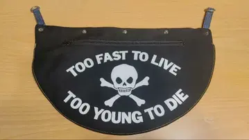 스컬 디자인 바디백 블랙