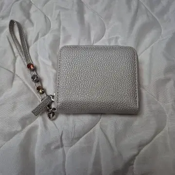 컴팩트 지갑 <비쥬 모티브 핸드 스트랩 포함> 펄 그레이