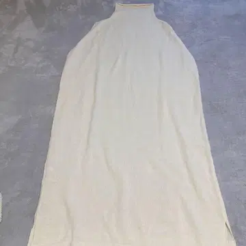 메종 드 리 파 퍼 슬리브리스 니트 원피스 크림