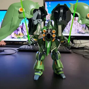 HG(하이그레이드) 크샤트리아 건담 프라모델