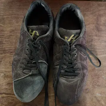 다크 브라운 스웨이드 스파이크 슈즈