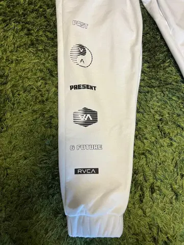 RVCA 속기모 방한 팬츠 레어 화이트