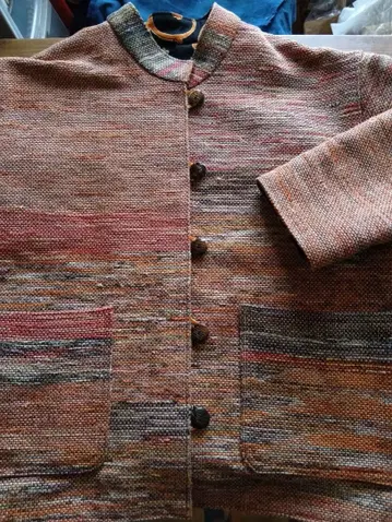 절품, 선명한 색감의 찢은 천으로 짠 자켓