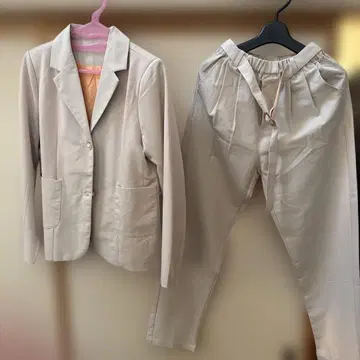 베이지 자켓과 팬츠 셋업