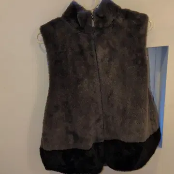 Beluedere 퍼 소재 하이넥 베스트 그레이와 블랙