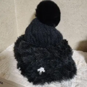 데상트 골프 블랙 폼폼 니트 모자