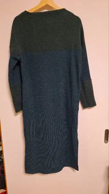 다크 그린 다크 블루 니트 긴팔 상의