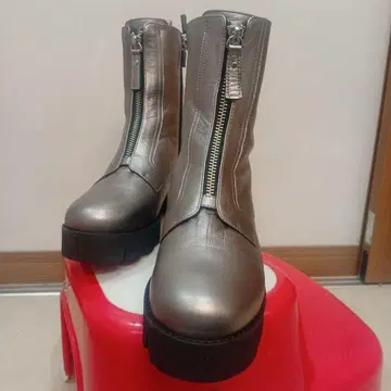 실버 가죽 지퍼 부티