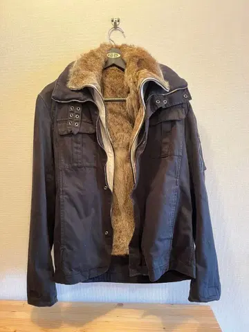 블랙 퍼(fur) 부착 밀리터리 자켓