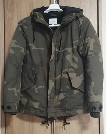 새상품급 어반 리서치 카모플라주 패턴 다운 자켓