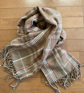 체크 무늬 머플러 베이지 계열