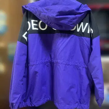 보라색과 블랙의 후드 부착 점퍼