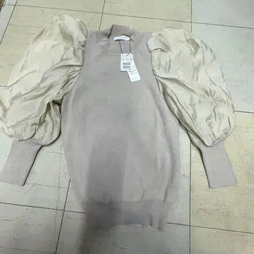 FENNEL 베이지 퍼프 슬리브 니트 상의