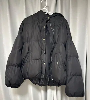 블랙 후드 부착 다운 자켓