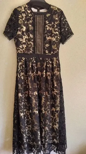 에밀리아 위드 블랙올 레이스 원피스