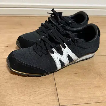 MIZUNO 미즈노 블랙/화이트 스니커즈 23.5