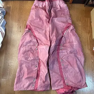 GRANCY 버튼 레이어드 나일론 팬츠 색상: 핑크