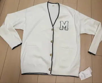 Mila Owen 아플리케 디자인 금장 버튼 V넥 가디건