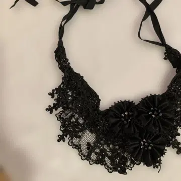 블랙 플라워 모티브 초커